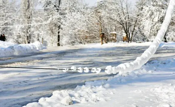 Crew responding to ice and snow outages