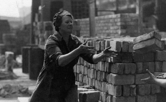 Women war workers during WW2 in London - used for the National Grid story 'VE Day 2020: The people powering the nation during WW2'