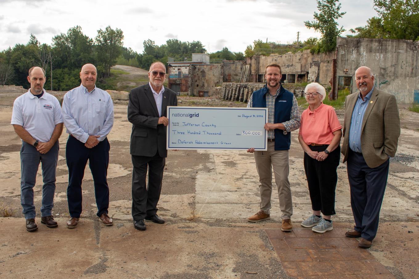 Ceremonial check presentation in Deferiet