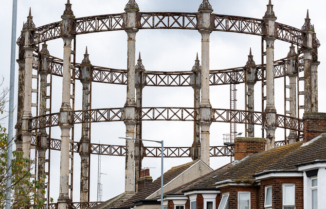 The Great Yarmouth Gas Holder behind residential properties